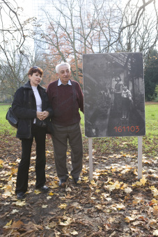 Henryk Zwi Frank mit seiner Tochter 'neben seiner Fototafel'© Jessica Schäfer